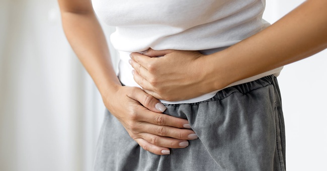 Die Symptomatik einer CDI setzt meist abrupt in Form  einer Enterokolitis ein. Fieber, Blutabg&auml;nge, Dehydration  oder Nierenversagen k&ouml;nnen schwere Verl&auml;ufe begleiten. &copy; iStock