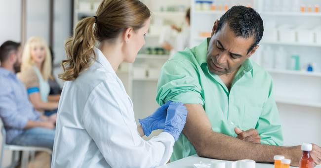 Impfungen sollen noch leichter zug&auml;nglich  gemacht werden. Die Apotheken bieten daf&uuml;r  einen idealen, niederschwelligen Zugang. &copy; iStock