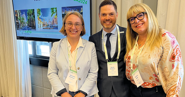 Bestens vernetzt – Alexandra Pointinger (l.) mit EAHP-Präsident Nenad Miljković und AAHP-Präsidentin Martina Jeske auf der Generalversammlung der EAHP. © Beigestellt