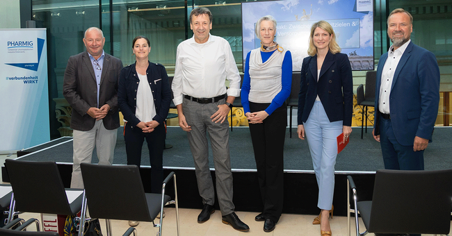 (v.&thinsp;l.): Mag. Dr. Thomas Jakl (BMLUK),  Dr. Stephanie Jedner (Sandoz, Site Head Kundl), Ass.-Prof. Mag. Dr. Norbert Kreuzinger (TU Wien), DI Heide M&uuml;ller-Rechberger (BMLUK), Sara Grasel (Chefredakteurin Selektiv) und Dr. Boris Thurisch (BPI) &copy; Prokofy Temin