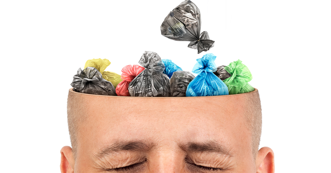 Mann mit Plastiksäcken im Kopf © Shutterstock