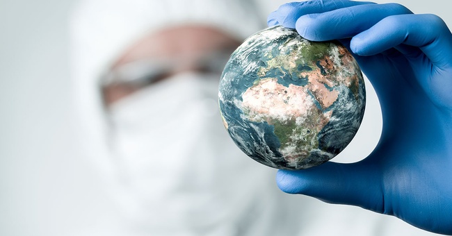 Arzt mit kleiner Weltkugel in der Hand © Shutterstock