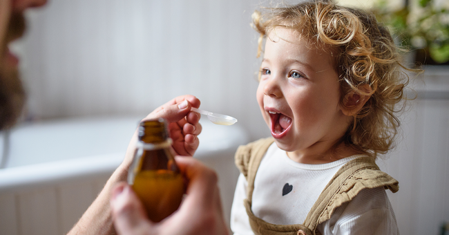 Kleinkind bekommt Medizin © Shutterstock