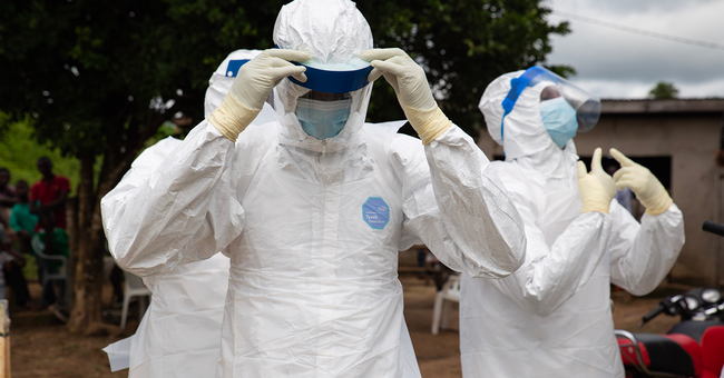 Schutzanzüge gegen Ebola © Shutterstock/Belen B Massieu