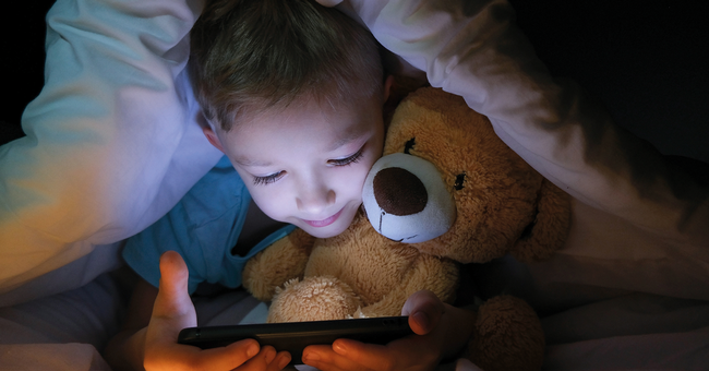 Kind am Handy © Shutterstock