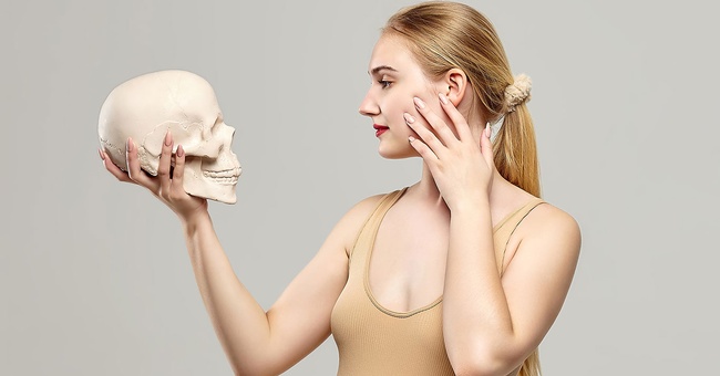 Frau hält Schädel in der Hand © Shutterstock