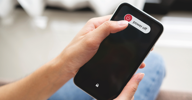 Handy wird ausgeschalten © Shutterstock