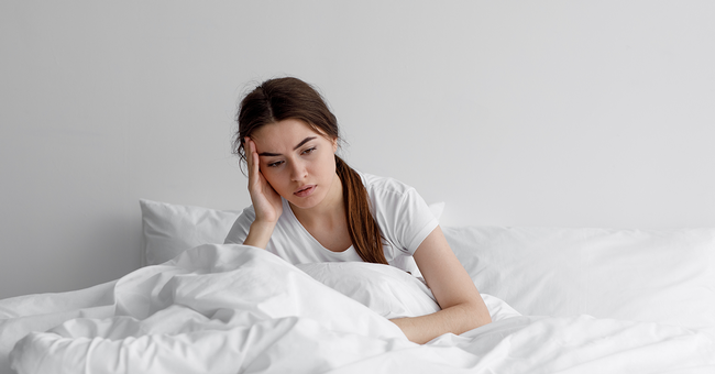 Frau mit Kopfschmerzen © Shutterstock