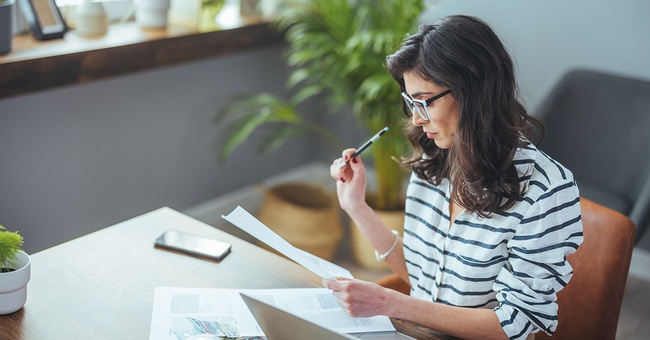 Frau arbeitet am Laptop  © Shutterstock