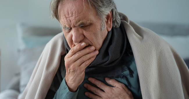 Starker Husten mit  Auswurf, hohem Fieber  und Luftnot kann auf  eine Lungenentzündung hindeuten und erfordert  eine ärztliche Abklärung. © Shutterstock