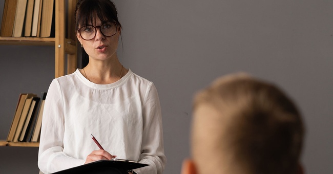 Child Guidance Clinic: Psychotherapeutin spricht mit Kind © Shutterstock