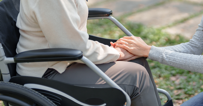 Betreuung im Rollstuhl © Shutterstock