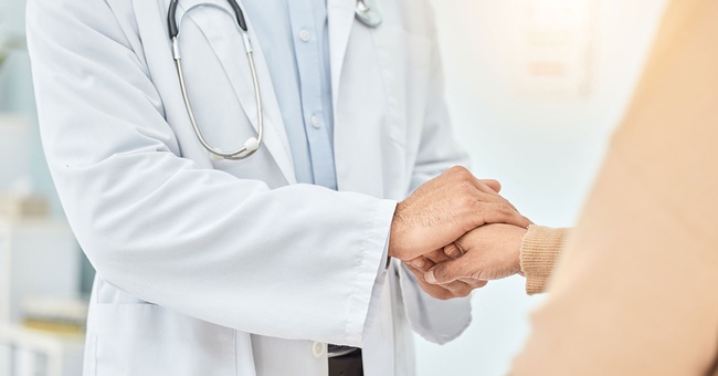 Ärztin hält Hand einer Patientin © Shutterstock