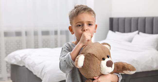 Kleiner Junge mit Husten und Teddybären im Arm © Shutterstock