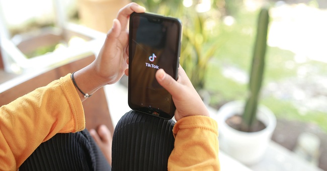 Digitaler Sehstress wird  vor allem durch lange Naharbeit am Bildschirm  oder Smartphone ausgelöst. Besonders Kinder sind gefährdet, da sie digitale Geräte häufig in  sehr geringem Abstand nutzen und kaum visuelle Pausen einhalten. © Shutterstock