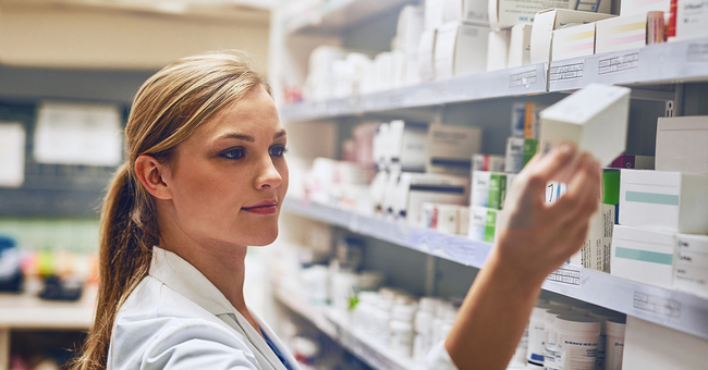 Medikamente in der Apotheke © Shutterstock