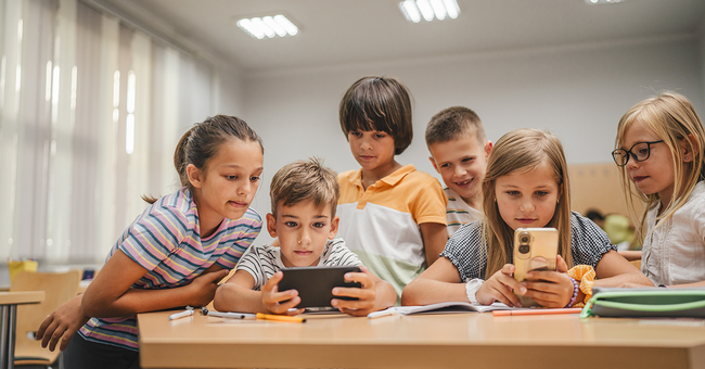 Kinder am Handy © Shutterstock