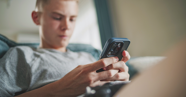 Kind am Handy © Shutterstock