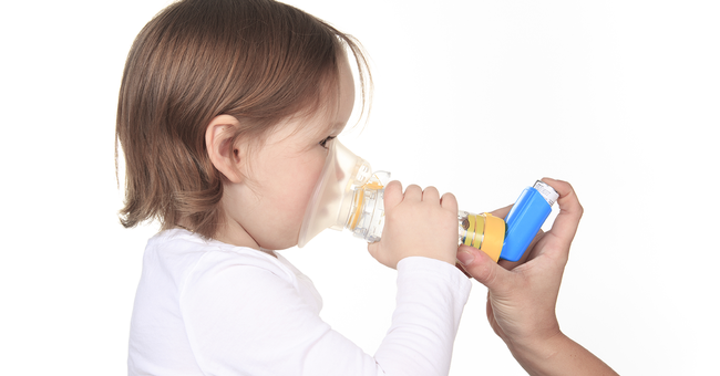 Anwendung von Salbutamol bei Kleinkind © Shutterstock