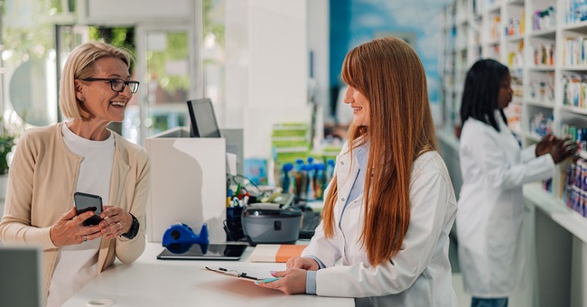 Frau in der Apotheke &copy; Shutterstock