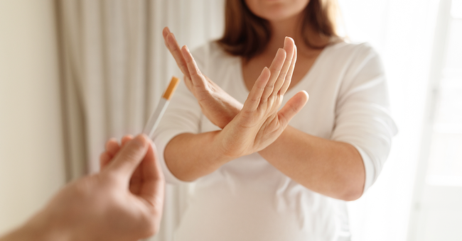 Frau lehnt Zigarette ab © Shutterstock
