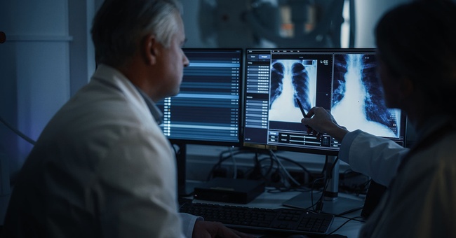Beim Immuncheckpoint-Inhibitor Serplulimab ist  auf immunvermittelte Nebenwirkungen zu achten. © Shutterstock