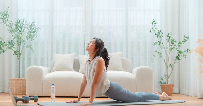 Frau macht Yoga gegen Rückenschmerzen © Shutterstock