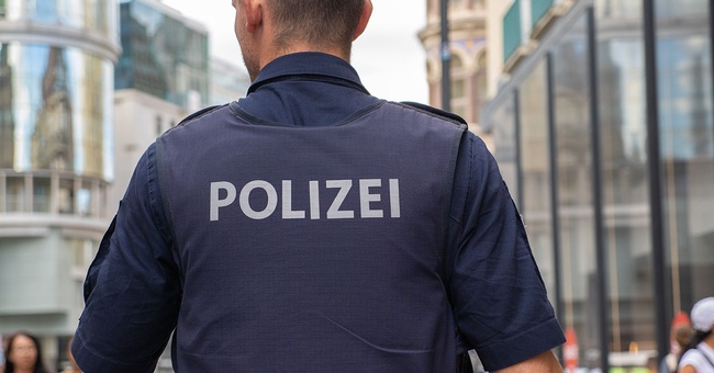 Polizei &copy; Shutterstock