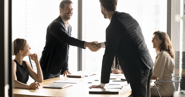 Unternehmer schütteln sich die Hand © Shutterstock