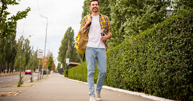 Mann geht auf der Straße und ist glücklich. © Shutterstock