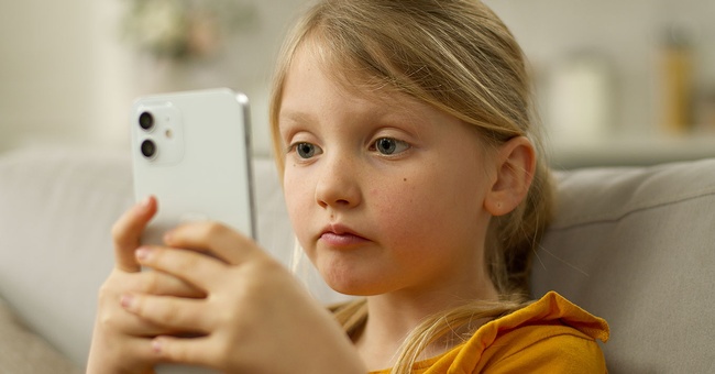 Kind am Handy &copy; Shutterstock