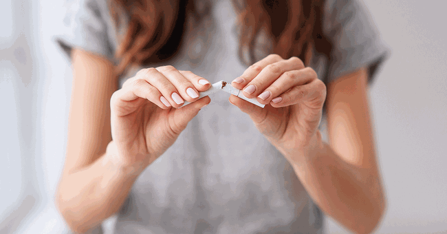 Frau zerbricht Zigarette © Shutterstock