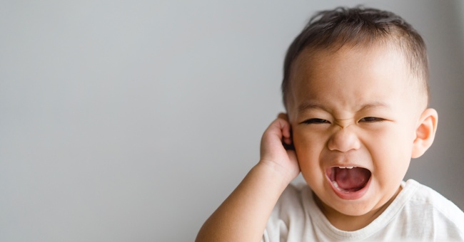 Typische, wenn auch nicht spezifische Symptome einer akuten Mittelohrentzündung bei Kindern sind neben Unruhe und Nahrungs­verweigerung auch das Berühren des Ohres. © Shutterstock