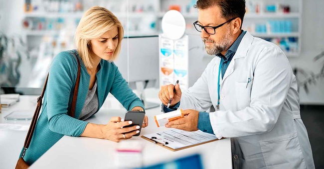 Frau in der Apotheke © Shutterstock