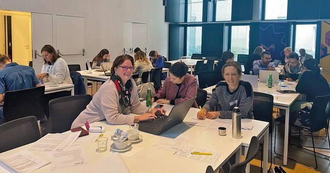 Die Kolleginnen und Kollegen bei der Bearbeitung der Fallbeispiele  © Mag. pharm. Alina Stoiber