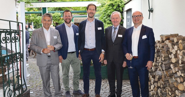 Mag. pharm. Andreas Hoyer (1. Vizepräsident Apothekerverband), Mag. pharm. Maximilian Hofbauer, Mag. pharm. Bernd Schmudermaier, Leopold Schmudermaier, Mag. pharm. Thomas W. Veitschegger (Präsident Apothekerverband) © Christian Fürst/Apothekerverband