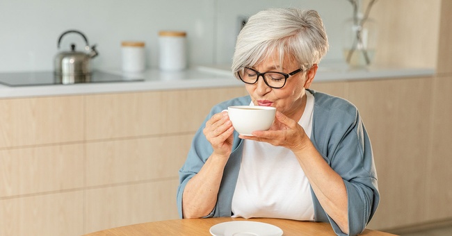 Frau trinkt Tee © shutterstock
