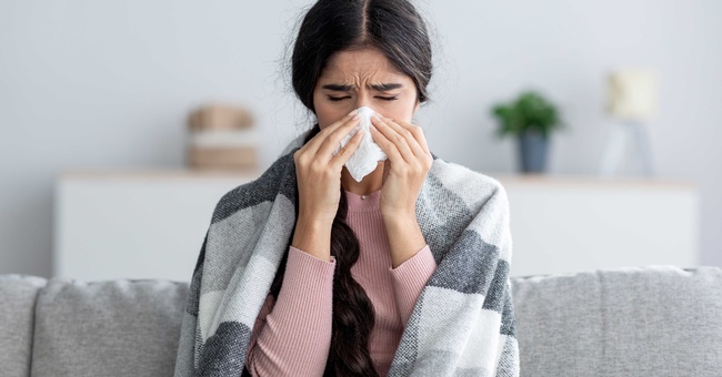 Frau mit Erkältung © Shutterstock