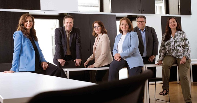 v. l. n. r.: Mag. pharm. Susanne Ergott-Badawi (VAAÖ-Vizepräsidentin), Mag. pharm. Raimund Podroschko (VAAÖ-Präsident), Mag. pharm. Elisabeth Biermeier (Landesgruppenobfrau von NÖ), Mag. pharm. Irina Schwabegger-Wager (GK-Obfrau), Mag. iur. Norbert Valecka (VAAÖ-Direktor) und Mag. pharm. Petra Griesser (Landesgruppenobfrau der Steiermark) © Schmolke Gerhard