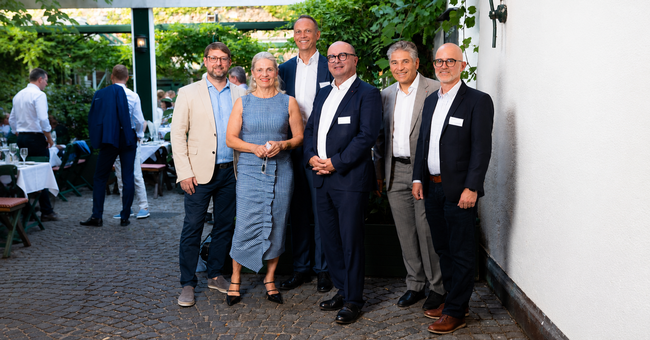 Die Verbands- pr&auml;sidenten Thomas W. Veitschegger, Andreas Hoyer und Alexander Hartl hei&szlig;en Apothekerkammer-Pr&auml;sidentin Ulrike Mursch- Edlmayr mit den Direktoren Mario Wolfram und Wolfgang Trattner willkommen &copy; Christian F&uuml;rst/Apothekerverband