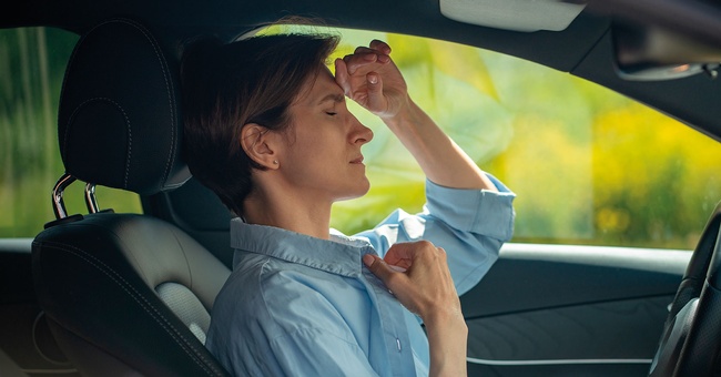 Frau hat im Auto einen Schlaganfall © iStock