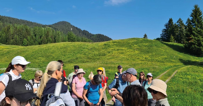 Dreißig Teilnehmer:innen wanderten mit Mag. pharm. Karl-Heinz Worsch auf das Hochplateau Tschengla in Vorarlberg. © Beigestellt