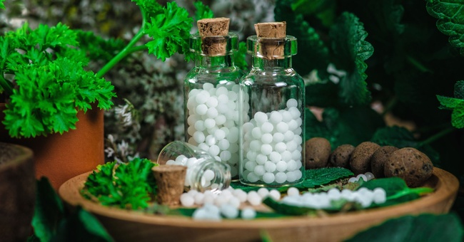 Grundlage für die Wahl eines homöopathischen Mittels ist einerseits die Anamnese und andererseits die Kenntnis der Wirkungen und Symptome, die eine Arznei bei einem gesunden Menschen auslösen können.  © Shutterstock