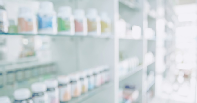 Medikamente in einer Apotheke. © Shutterstock