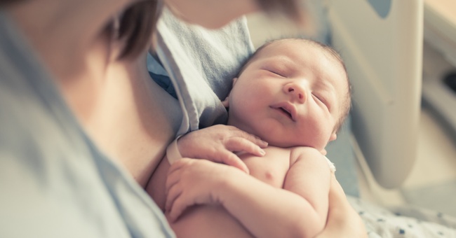 Eine Mutter hält ihr Baby im Arm. © Shutterstock