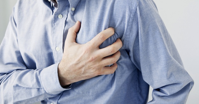 Ein Mann greift sich auf die Brust. Symbolbild für einen Herzinfarkt. © Shutterstock