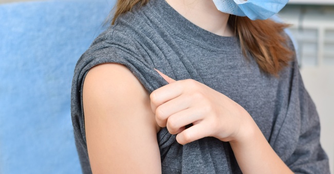 Eine Jugendliche wartet auf eine Impfung. © Shutterstock