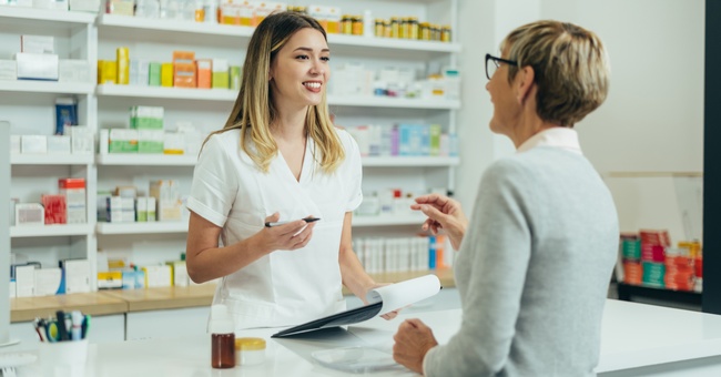 Bestimmte verschreibungspflichtige Arzneimittel dürfen ohne ärztliches Rezept an Hebammen abgegeben werden. © Shutterstock