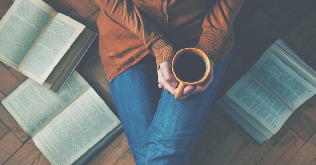 Eine Frau hält einen Kaffee in der Hand. © Shutterstock
