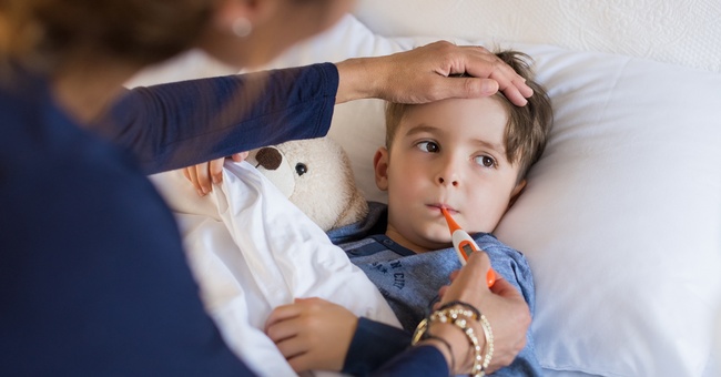 Kind beim Fiebermessen. © Shutterstock